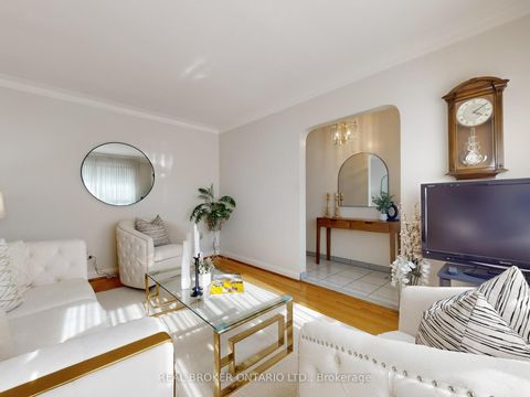 Photo 3 at 3 Fairweather Road, Amesbury, Toronto