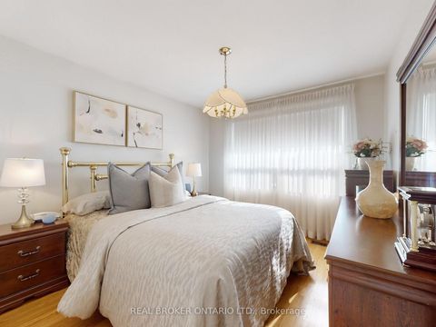 Photo 7 at 3 Fairweather Road, Amesbury, Toronto