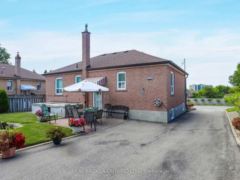Photo 11 at 3 Fairweather Road, Amesbury, Toronto