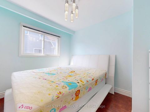 Photo 10 at 69 Fairglen Avenue, L'Amoreaux, Toronto