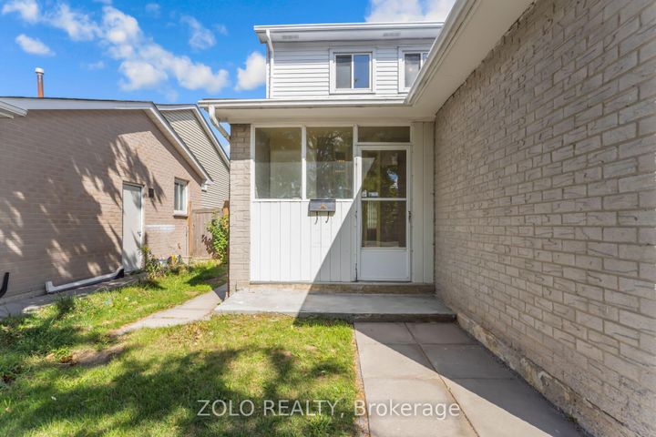 Photo 2 at 136 Goldhawk Trail, Milliken, Toronto