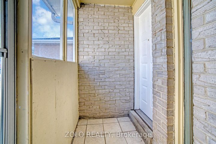 Photo 3 at 136 Goldhawk Trail, Milliken, Toronto