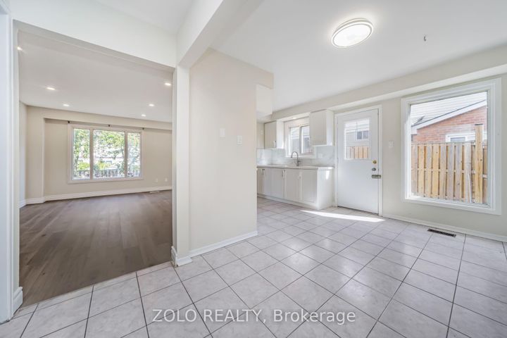 Photo 8 at 136 Goldhawk Trail, Milliken, Toronto