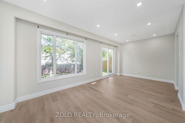 Photo 10 at 136 Goldhawk Trail, Milliken, Toronto
