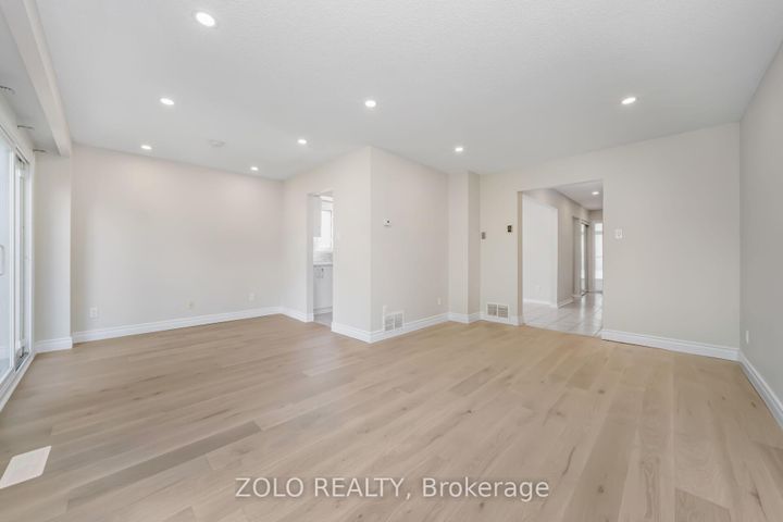 Photo 11 at 136 Goldhawk Trail, Milliken, Toronto