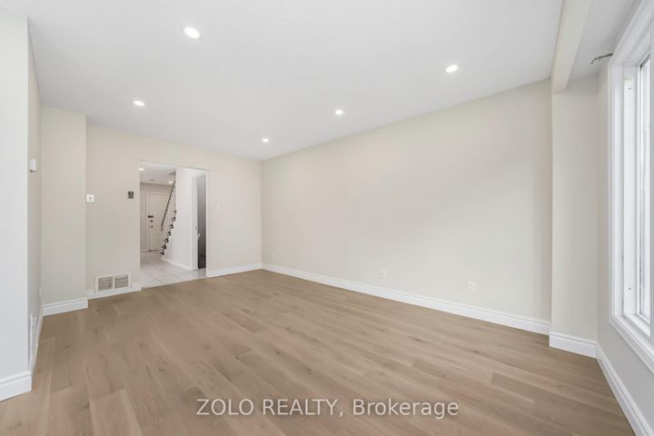 Photo 12 at 136 Goldhawk Trail, Milliken, Toronto