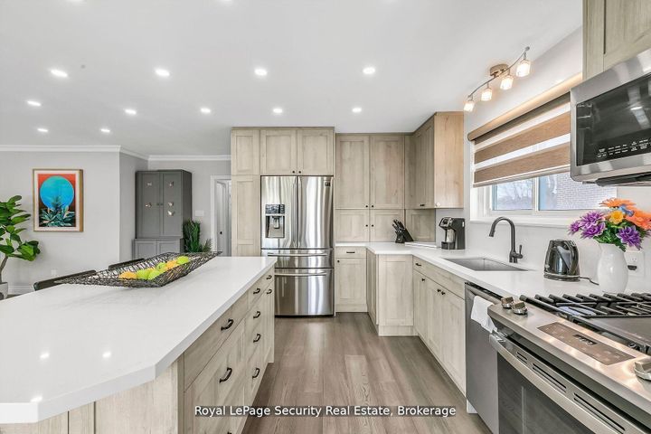 Photo 12 at 245 Avondale Boulevard, Avondale, Brampton