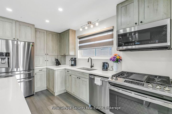Photo 13 at 245 Avondale Boulevard, Avondale, Brampton
