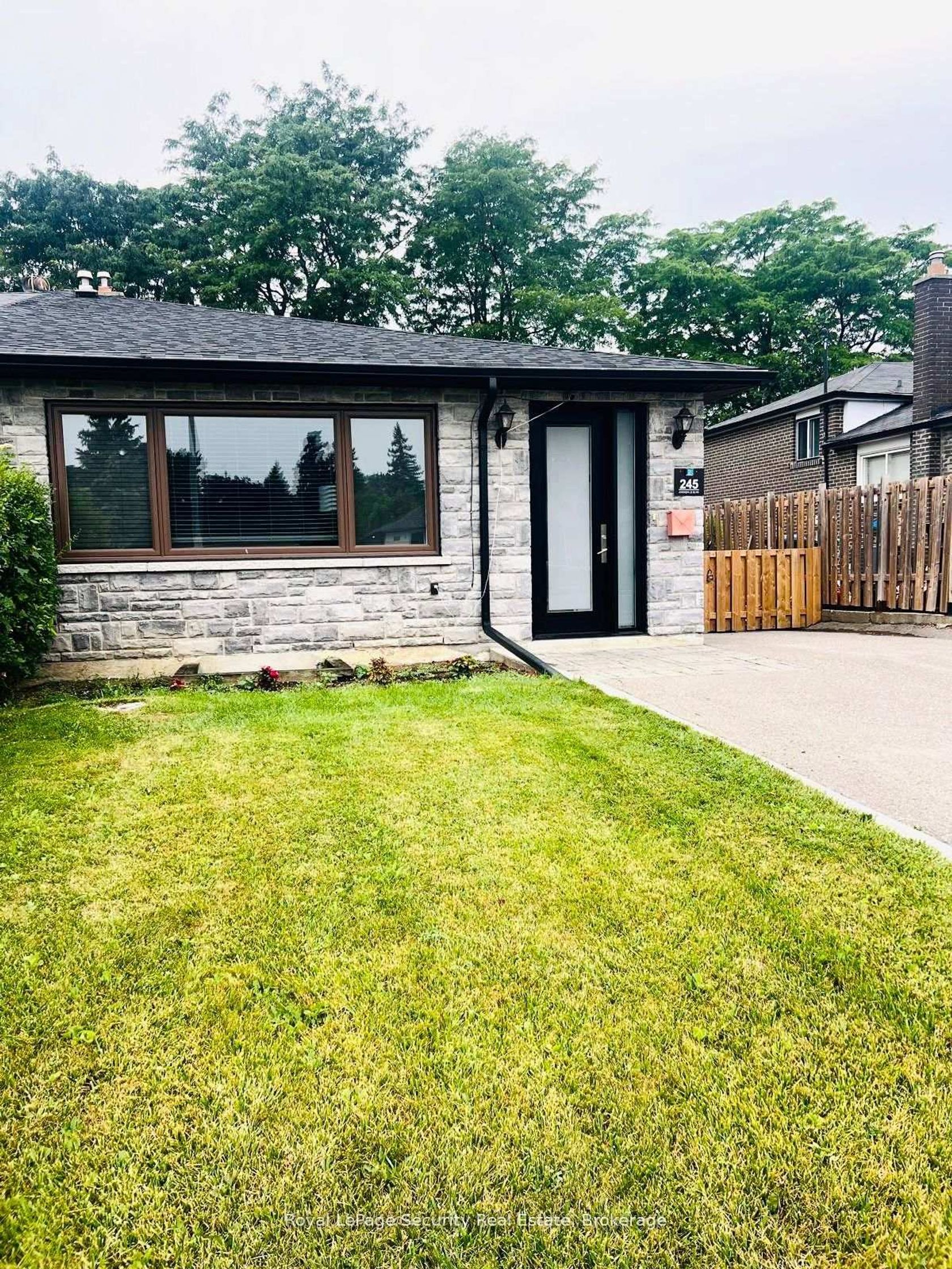 245 Avondale Boulevard, Avondale, Brampton 2