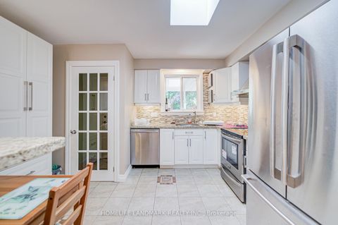 Photo 10 at 138 Osborne Crescent, CP College Park, Oakville