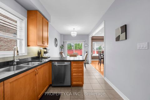 Photo 8 at 25 Boticelli Way, Vellore Village, Vaughan