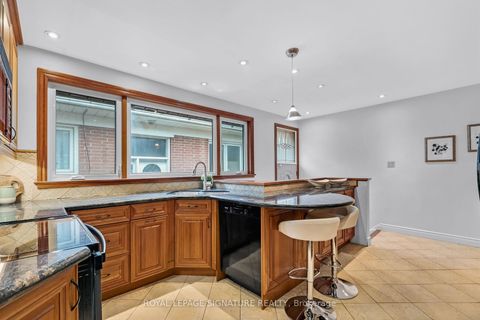 Photo 11 at 23 Palomino Crescent, Bayview Village, Toronto