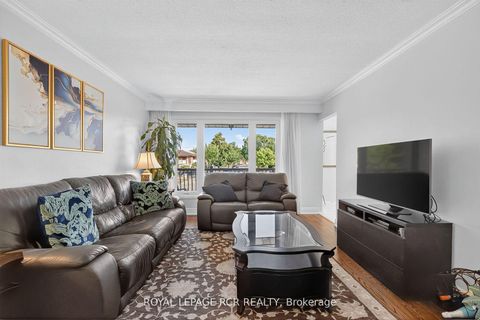 Photo 10 at 19 Navaho Drive, Pleasant View, Toronto