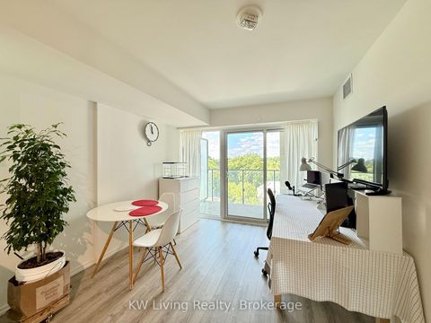 Photo 10 at 725 - 8 Hillsdale Avenue E, Mount Pleasant West, Toronto