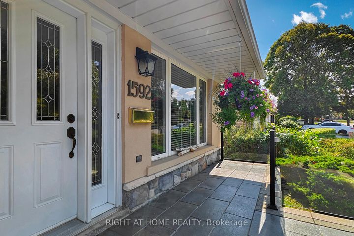 Photo 2 at 1592 Otterby Road, Applewood, Mississauga