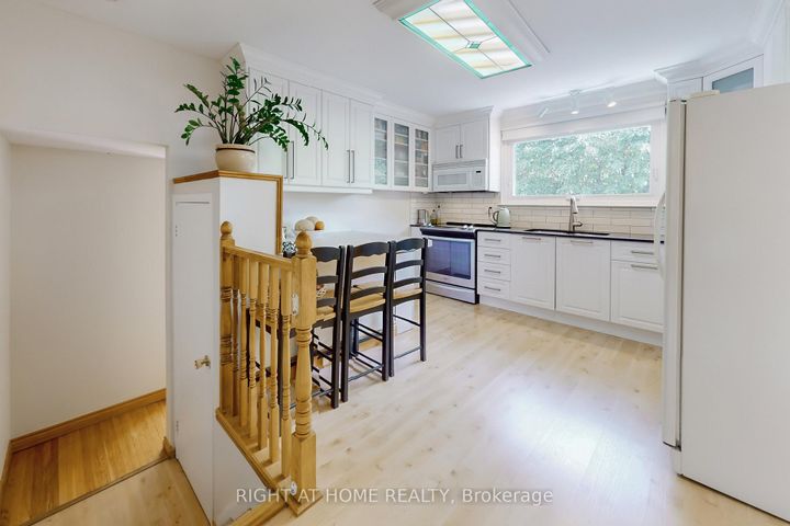 Photo 3 at 1592 Otterby Road, Applewood, Mississauga