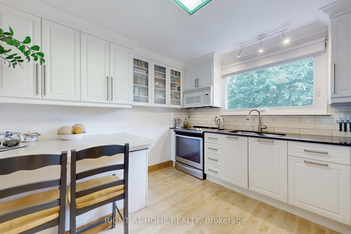 Photo 4 at 1592 Otterby Road, Applewood, Mississauga