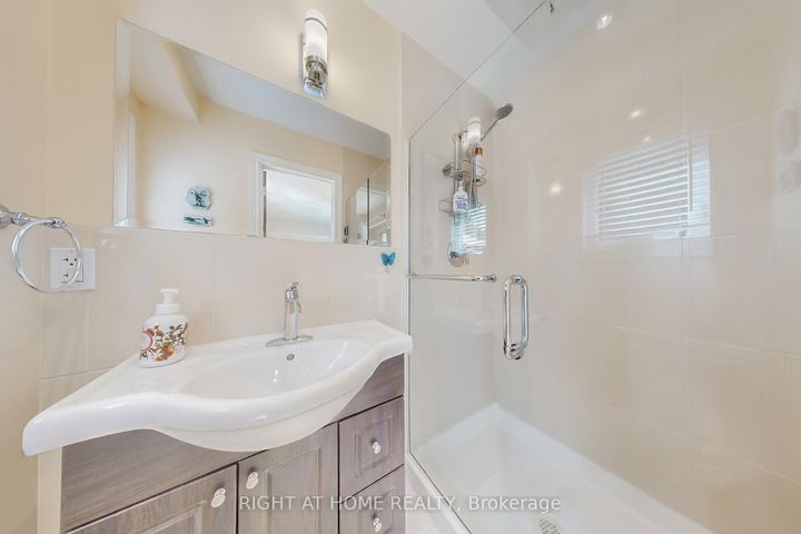 Photo 16 at 1592 Otterby Road, Applewood, Mississauga