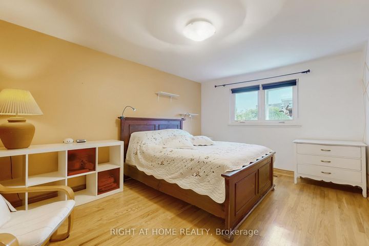 Photo 18 at 1592 Otterby Road, Applewood, Mississauga