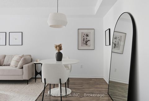 Photo 2 at 709 - 801 Bay Street, Bay Street Corridor, Toronto