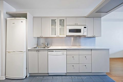 Photo 3 at 729 - 111 Elizabeth Street, Bay Street Corridor, Toronto