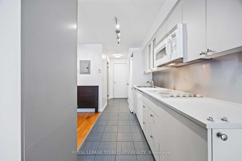Photo 6 at 729 - 111 Elizabeth Street, Bay Street Corridor, Toronto