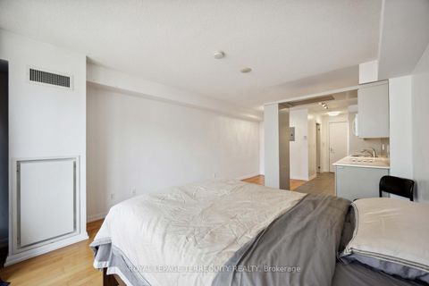 Photo 9 at 729 - 111 Elizabeth Street, Bay Street Corridor, Toronto