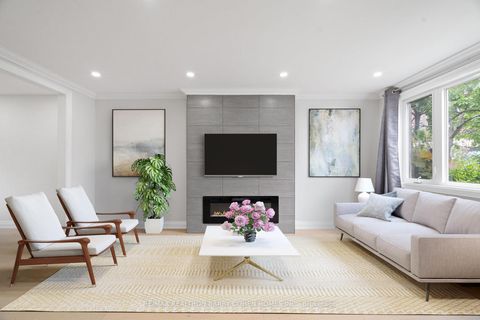 Photo 5 at 918 Eglinton Avenue E, Leaside, Toronto