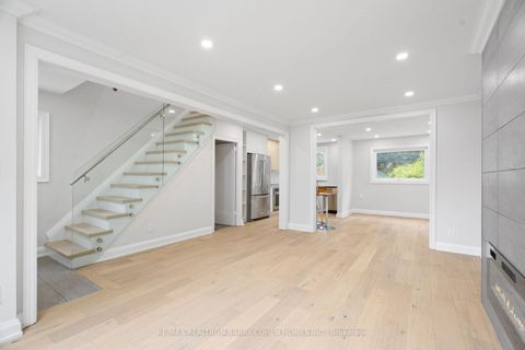 Photo 11 at 918 Eglinton Avenue E, Leaside, Toronto