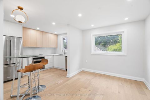 Photo 12 at 918 Eglinton Avenue E, Leaside, Toronto