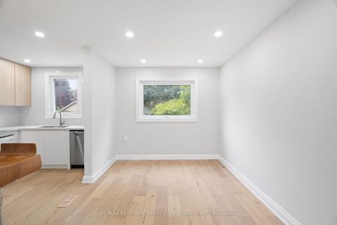 Photo 14 at 918 Eglinton Avenue E, Leaside, Toronto