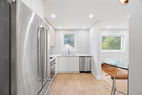 Photo 15 at 918 Eglinton Avenue E, Leaside, Toronto