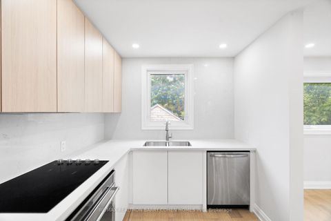 Photo 16 at 918 Eglinton Avenue E, Leaside, Toronto
