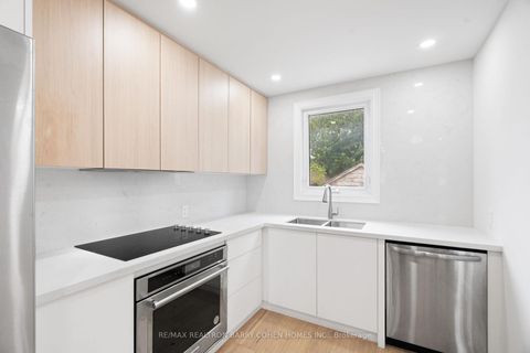 Photo 17 at 918 Eglinton Avenue E, Leaside, Toronto