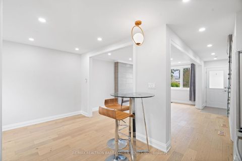 Photo 18 at 918 Eglinton Avenue E, Leaside, Toronto
