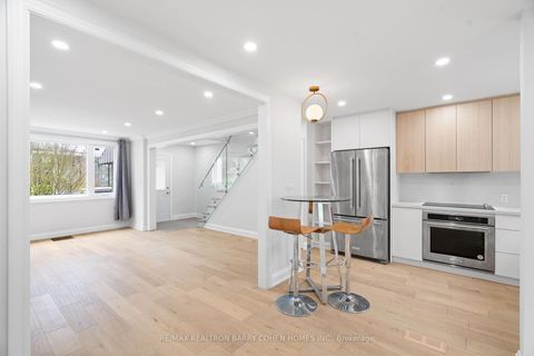 Photo 19 at 918 Eglinton Avenue E, Leaside, Toronto