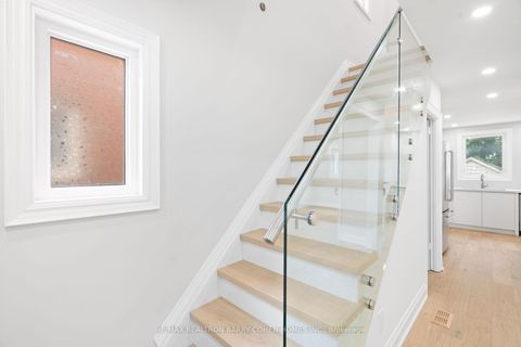 Photo 20 at 918 Eglinton Avenue E, Leaside, Toronto