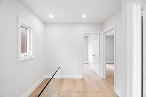 Photo 22 at 918 Eglinton Avenue E, Leaside, Toronto
