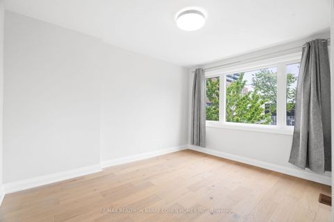 Photo 24 at 918 Eglinton Avenue E, Leaside, Toronto