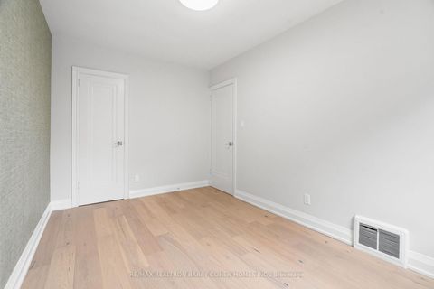Photo 27 at 918 Eglinton Avenue E, Leaside, Toronto