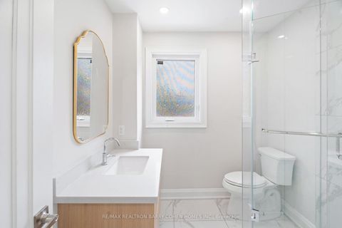 Photo 30 at 918 Eglinton Avenue E, Leaside, Toronto
