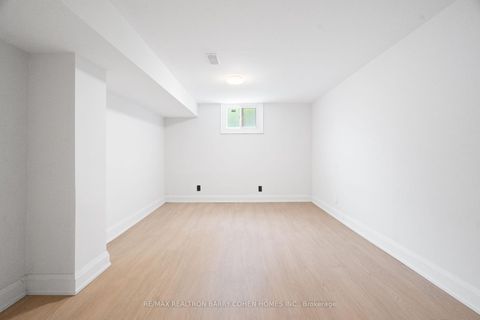 Photo 34 at 918 Eglinton Avenue E, Leaside, Toronto