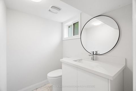 Photo 36 at 918 Eglinton Avenue E, Leaside, Toronto