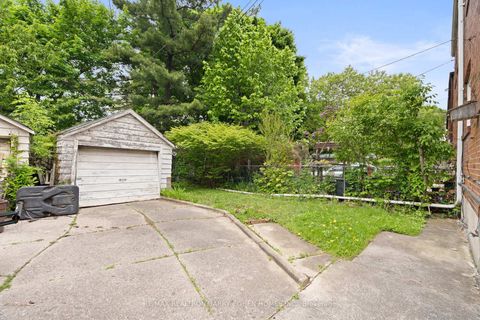 Photo 37 at 918 Eglinton Avenue E, Leaside, Toronto