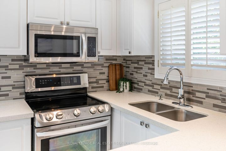 Photo 11 at 2365 Grand Ravine Drive, RO River Oaks, Oakville