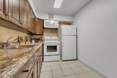 Photo 14 at 756 - 24 Southport Street, Swansea, Toronto