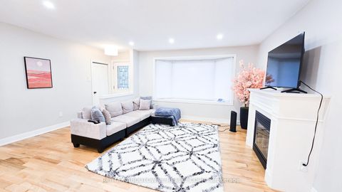 Photo 3 at 583 Taplow Crescent W, WO West, Oakville