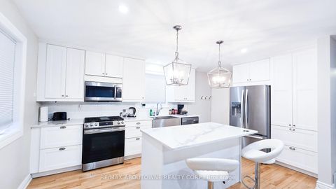 Photo 5 at 583 Taplow Crescent W, WO West, Oakville