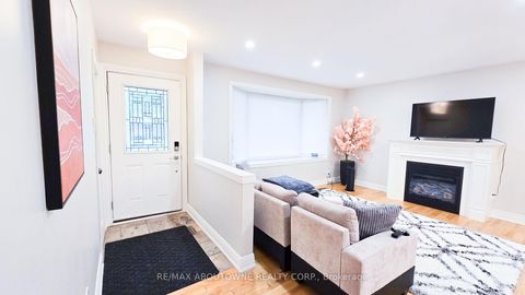 Photo 7 at 583 Taplow Crescent W, WO West, Oakville