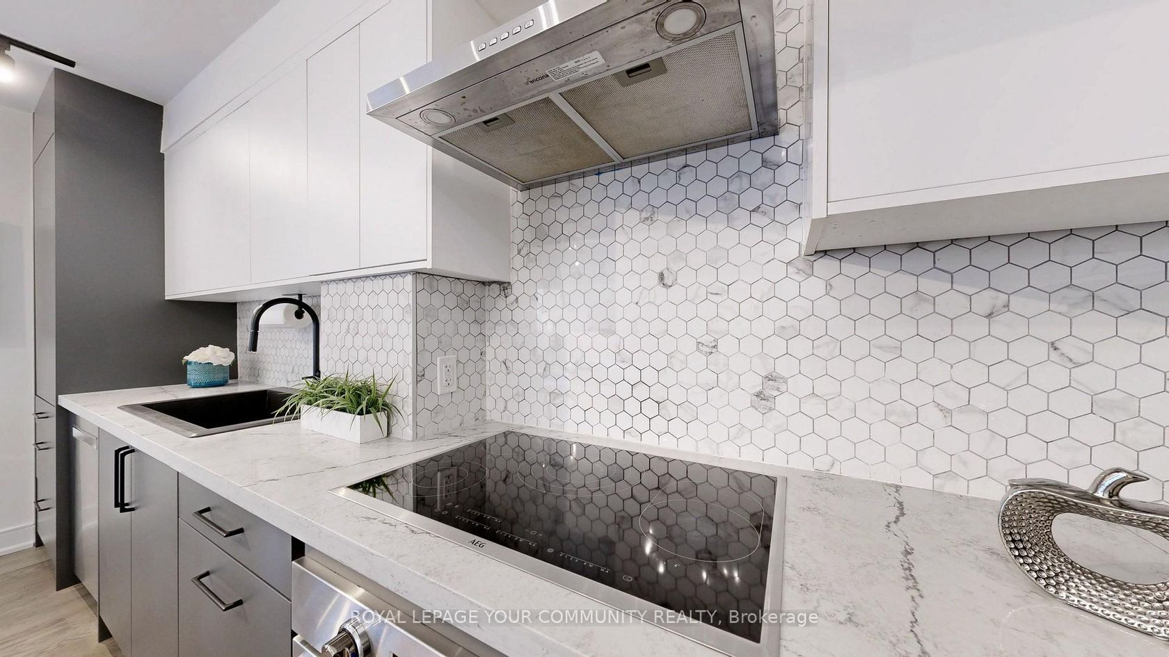 Photo 11 at 233 - 22 Southport Street, Swansea, Toronto Photo 11 at 233 - 22 Southport Street, Swansea, Toronto